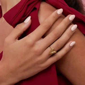 Ring met gehamerde structuur in de vorm van een hart